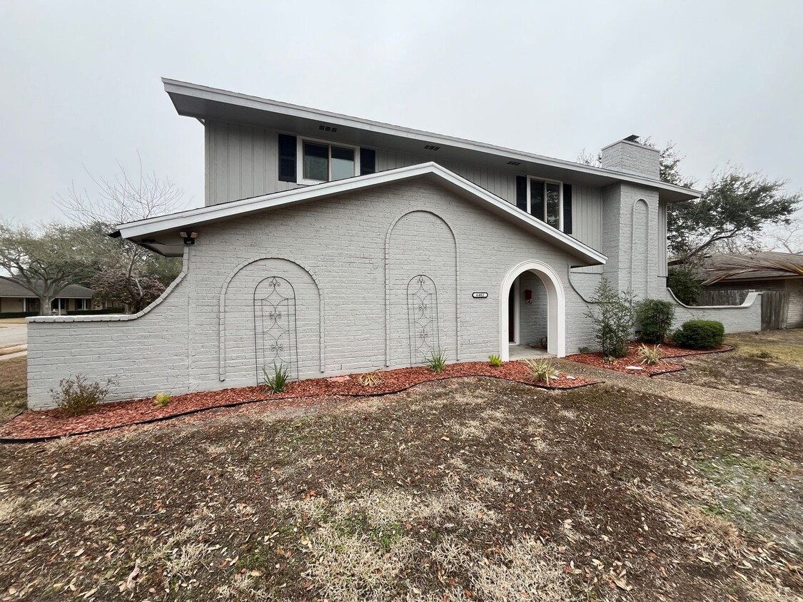 Primary Photo - Spacious Two Story Home in Country Club Es...