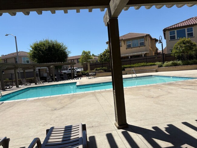 Building Photo - Beautiful 3-Bedroom, 2.5 bath in the  Glen...