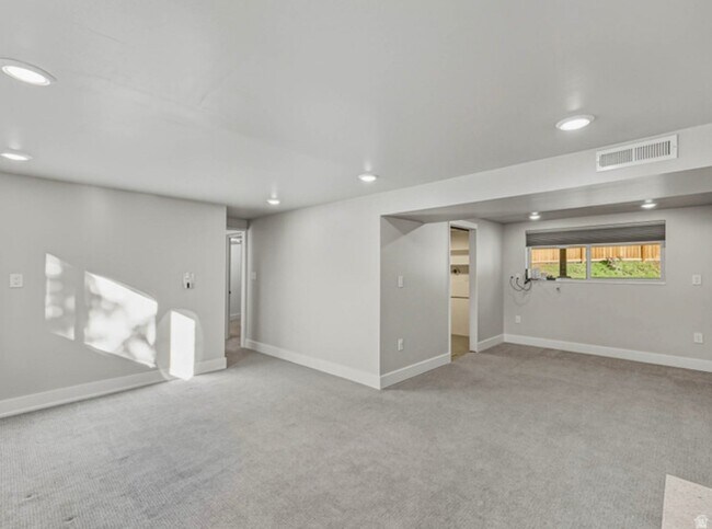 Building Photo - 2036 Highland View Cir