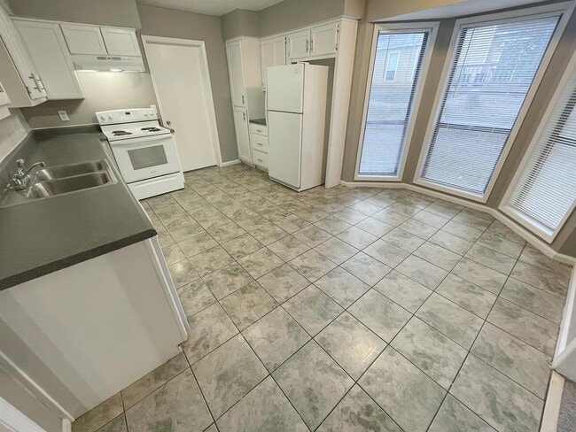 Building Photo - 9032 Gardener Dr