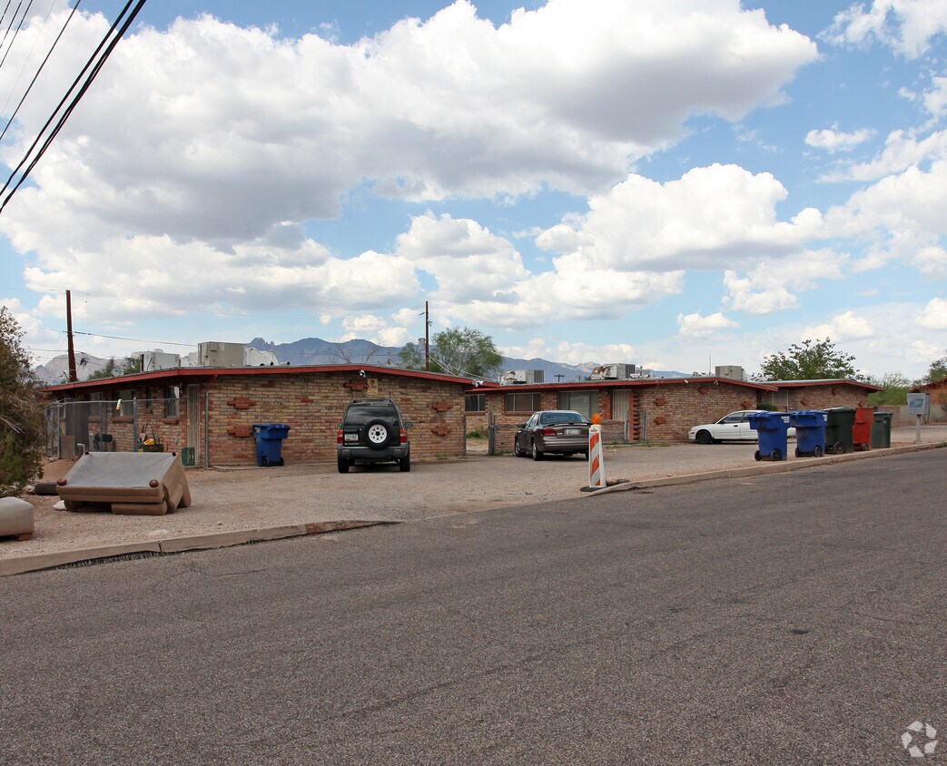 Building Photo - 925-943 E Adelaide Dr