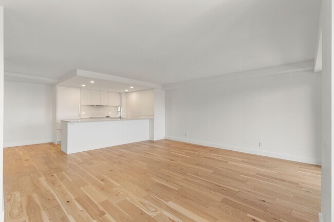 Building Photo - 3460 Rue Peel