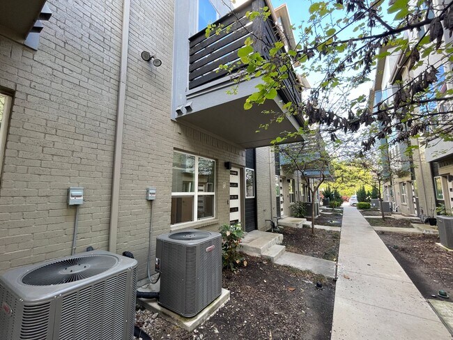 Foto del edificio - Modern living in trending East Dallas at METRO AT LIVE OAK!