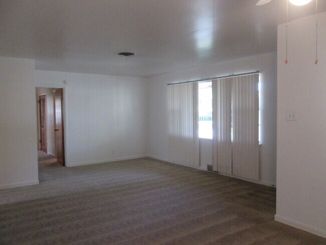 Building Photo - 3600 Venice Dr
