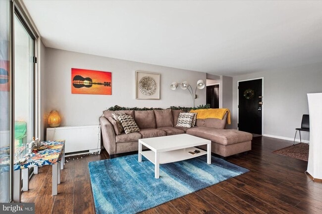 Building Photo - Renovated 2 bedroom, 1 bath with lots of natural light.