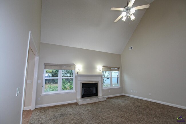 Building Photo - 221 Hummingbird Ln