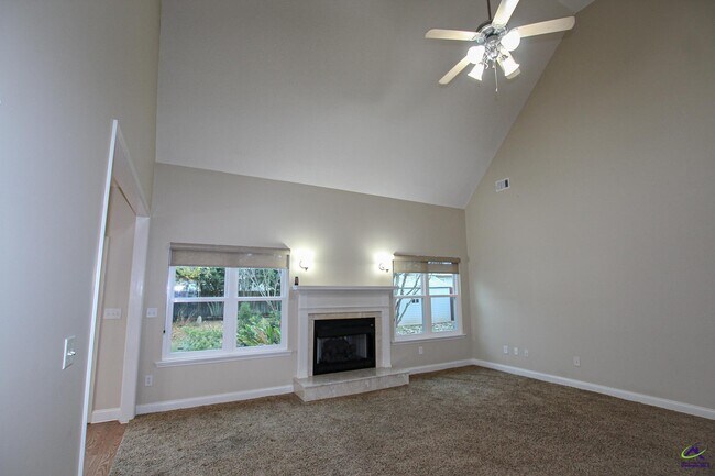 Foto del edificio - 221 Hummingbird Ln