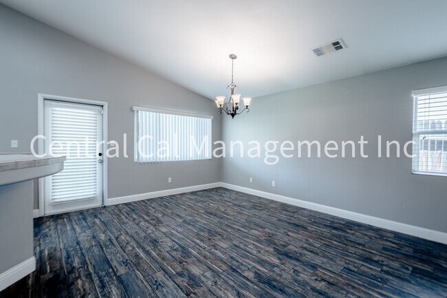 Foto del edificio - 4 Bedroom/2 Bath Home in the Southwest - $2495 per month!