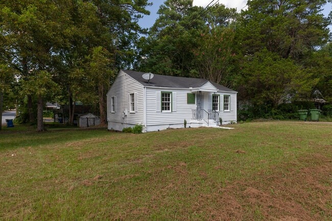 Building Photo - Newly Renovated 2/1 on Corner Lot w/ Sunro...