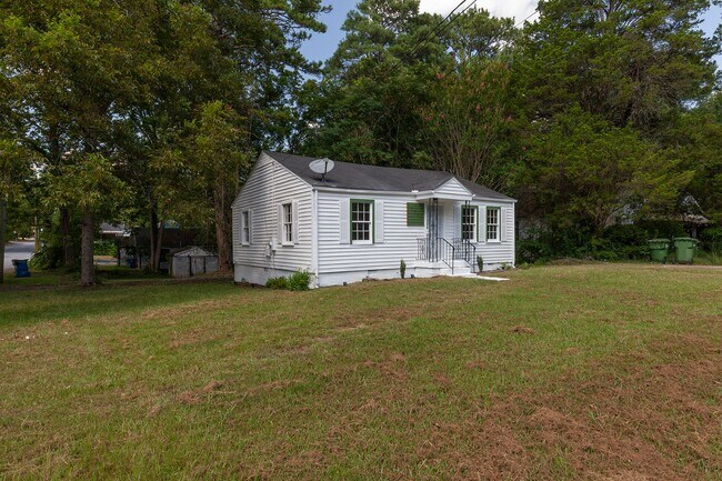 Foto del edificio - Newly Renovated 2/1 on Corner Lot w/ Sunro...