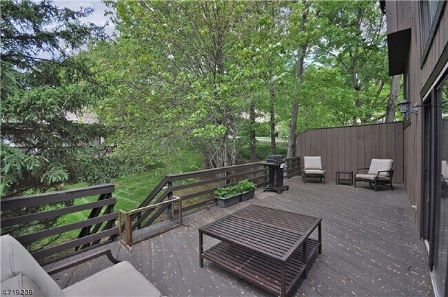 Foto del edificio - 5 Cedar Ln