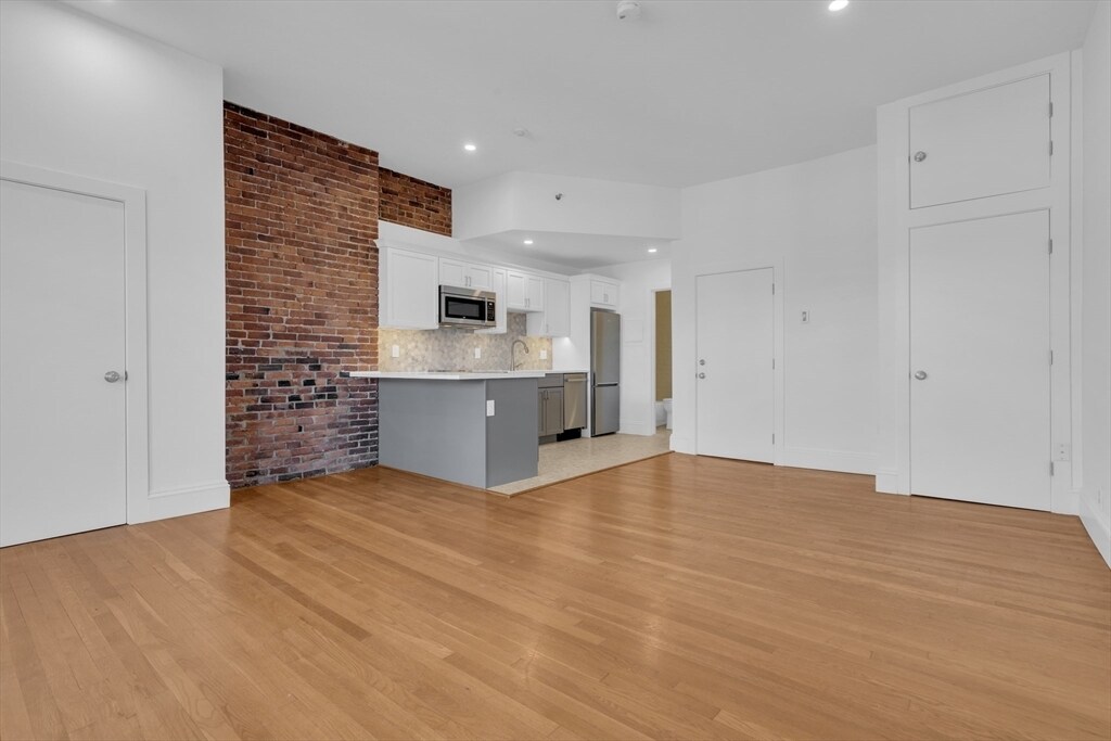 Primary Photo - 389 Beacon St