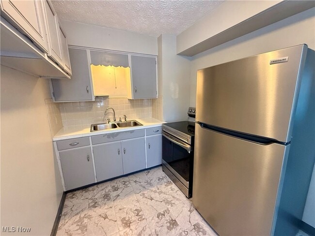 Building Photo - 912 E Archwood Ave