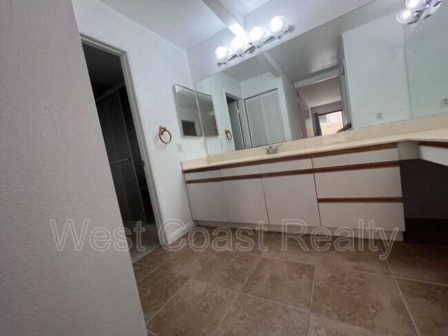 Building Photo - 200 W Racquet Club Rd