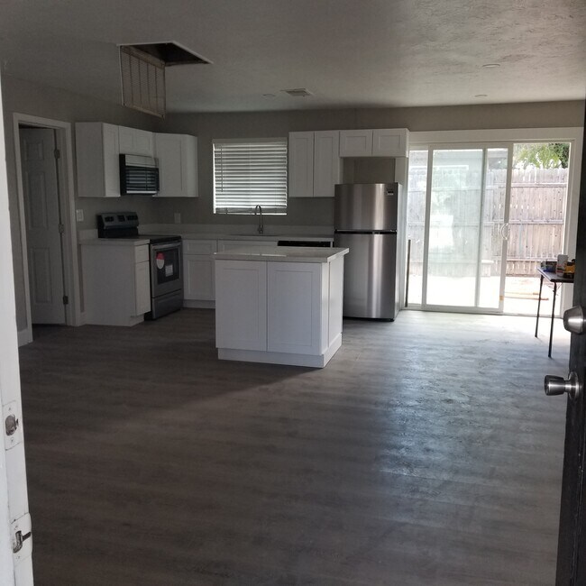 cocina y comedor - 171 W Highland Ave