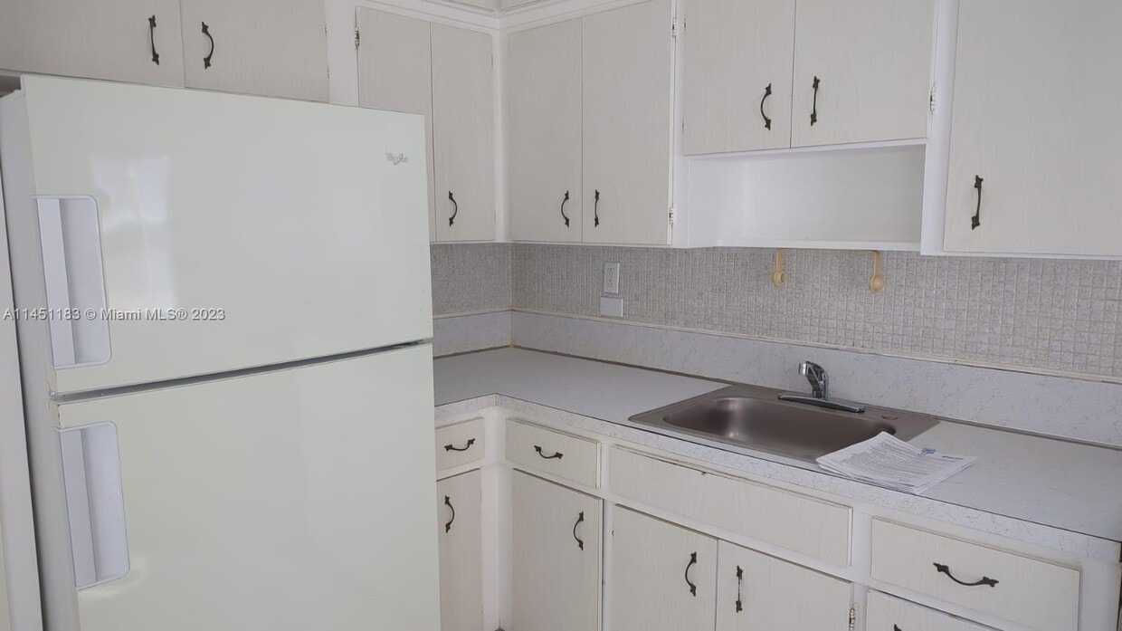 Foto principal - 7860 Harding Ave