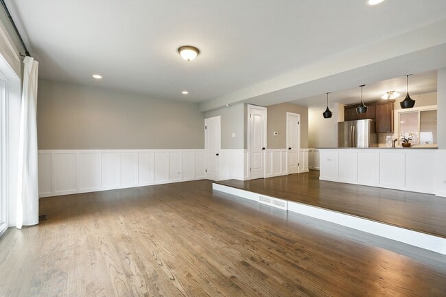 Building Photo - 1613 W Greenleaf Ave