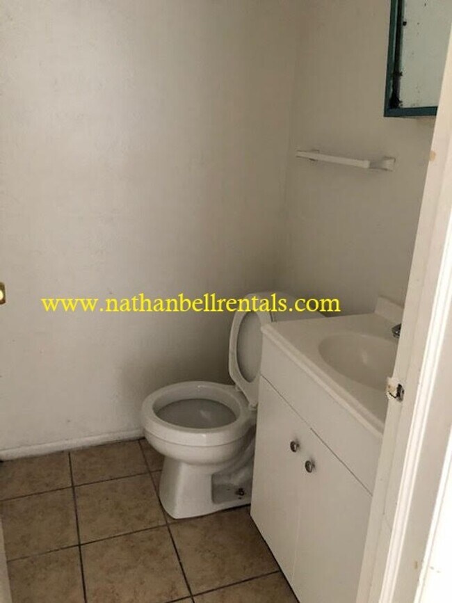 Building Photo - Single-Family Home: 4 Bed, 1.5 Bath