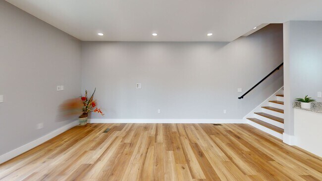 Building Photo - 1207 Hedge Ave