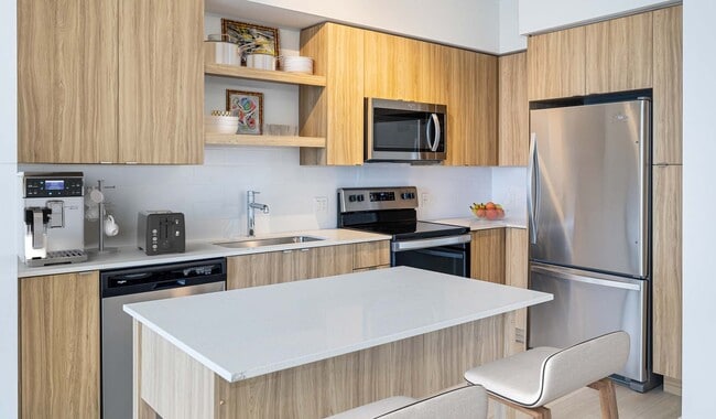 Disfrute de espacios abiertos con abundante luz natural. - The District at Flagler Village