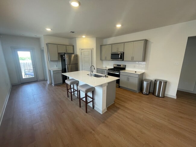 Building Photo - 3 bed 2 bath home off I-35