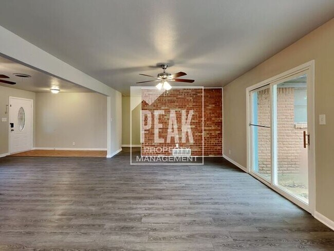 Building Photo - $1900 Charming 3/2 in Beautiful Wedgewood!