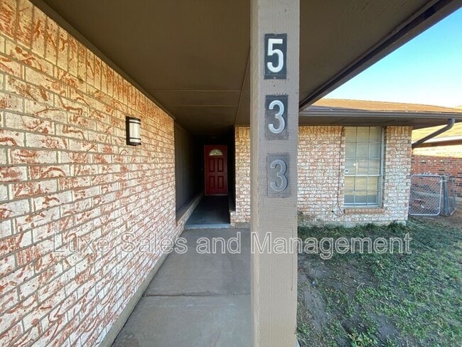 Building Photo - 533 N Davis Ave