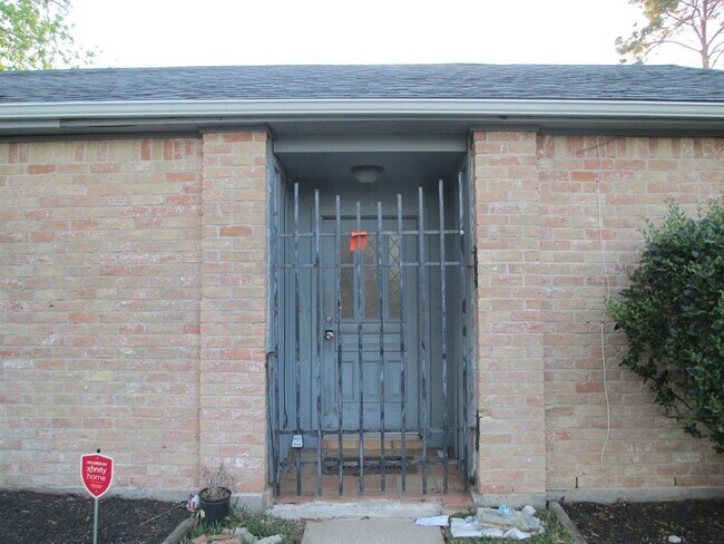Building Photo - 2906 Mission Valley Dr