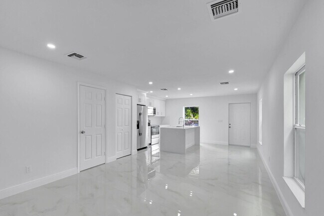 Foto del edificio - 4462 Clinton Blvd