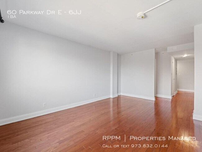 Foto del edificio - 60 Parkway Dr E - 6JJ - 1 full bath