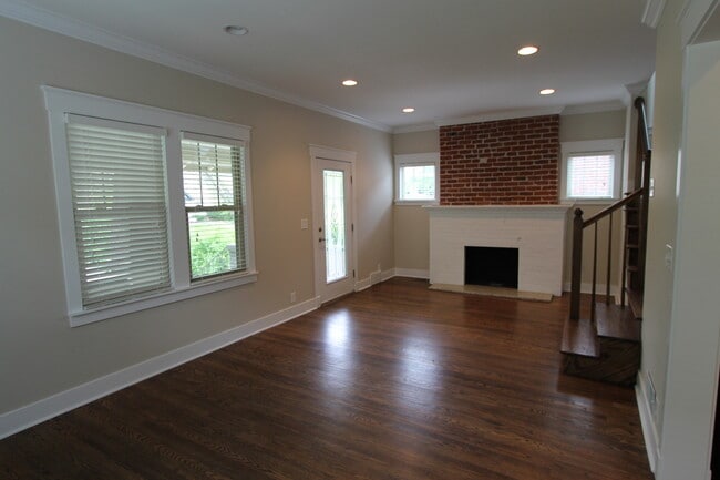 Building Photo - Amazing is an understatement for this 5-st...