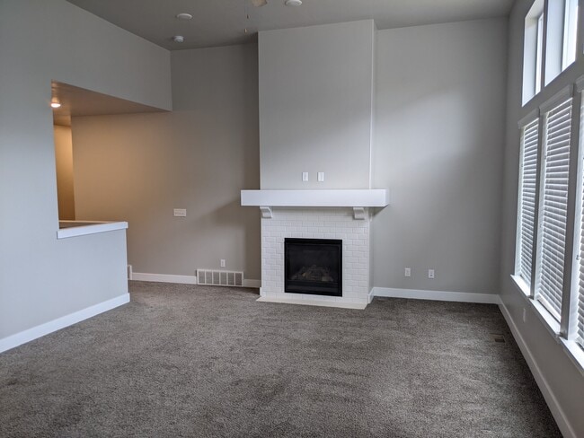 Building Photo - 889 E 600 N