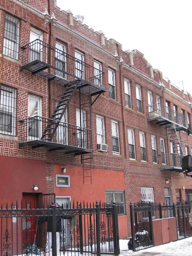 Building Photo - 1637 Saint Johns Pl