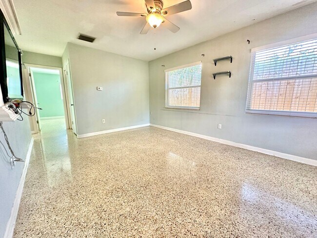 Foto del edificio - Bright & cozy 2bedroom 1bath home with out...