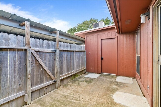 Foto del edificio - 13656 Teague Ln