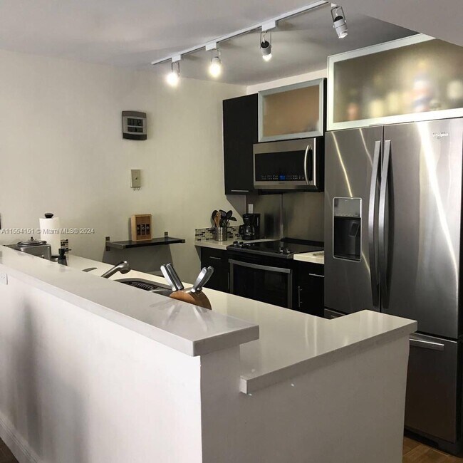 Foto del edificio - 600 NE 36th St