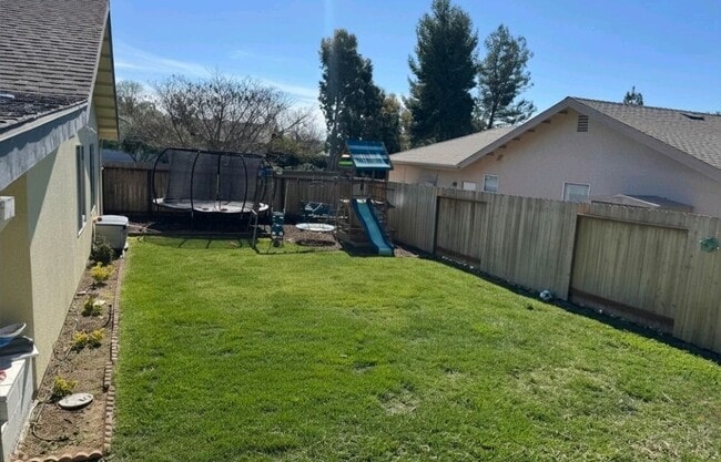 Building Photo - 3 bedroom 2 bath home with bonus room close to schools and shopping. Rv and or boat parking.