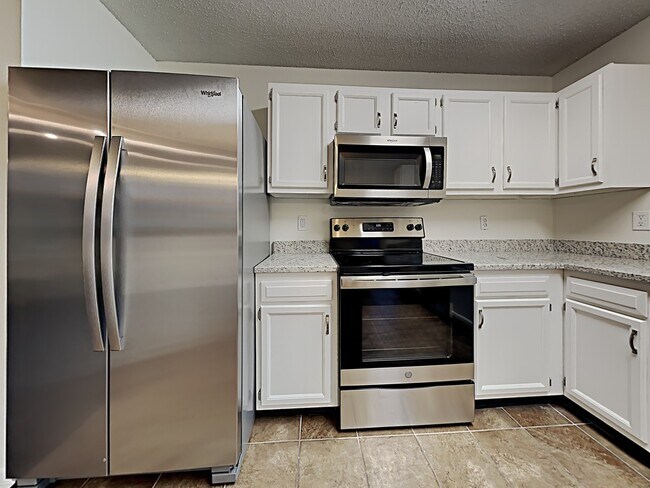 Building Photo - 528 Woodfield Circle