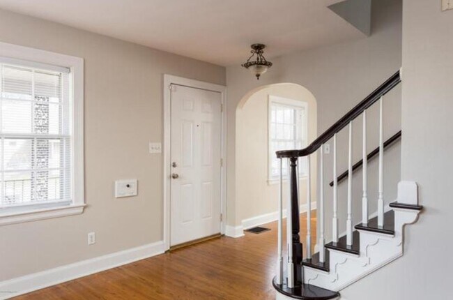 Main Entryway - 2434 Bradley Ave