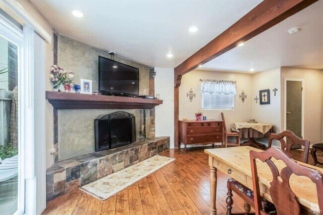 Building Photo - 112 Los Angeles Ave