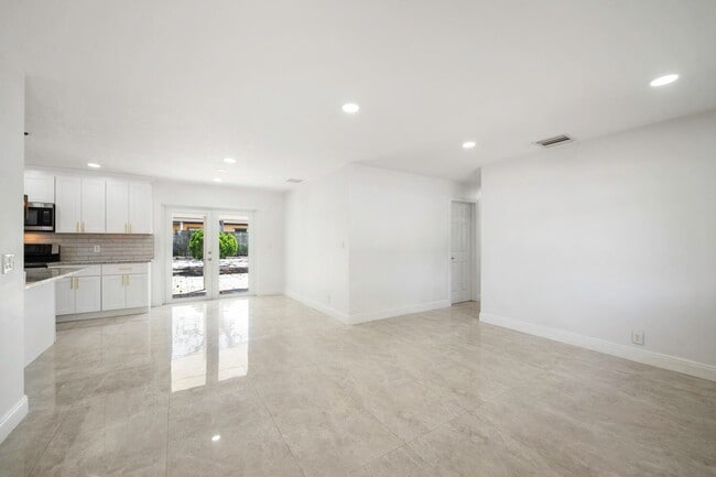 Building Photo - 2100 N Seacrest Blvd