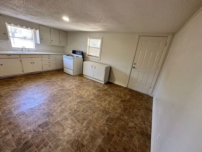 Building Photo - Charming 3 Bedroom House with Fenced Backy...