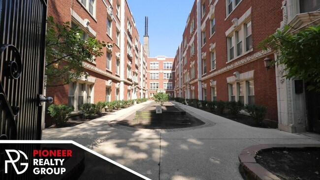 Building Photo - 540 W Surf St