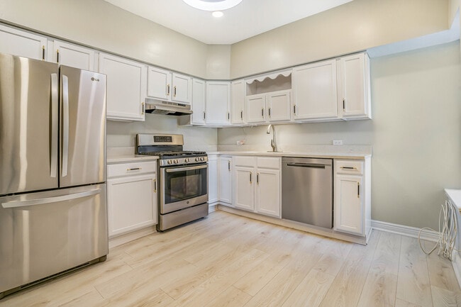 Building Photo - 4640 N Kenmore Ave