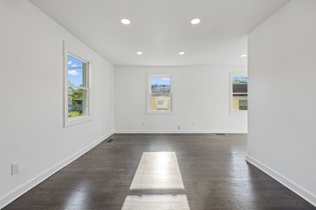 Photo - 902 Broadmoor Dr House