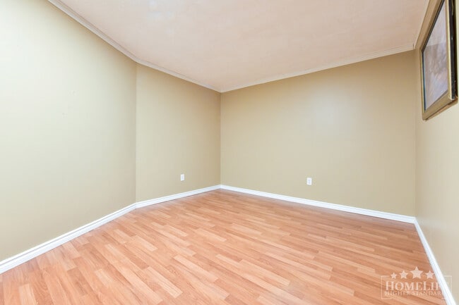 Building Photo - Walkable 2 Bed Condo in South Surrey Across from Semiahmoo Library and Steps to Shopping and Parks