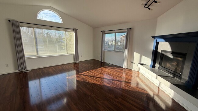 Building Photo - Lovely 3 Bed/2.5 Bath House in East Anchor...
