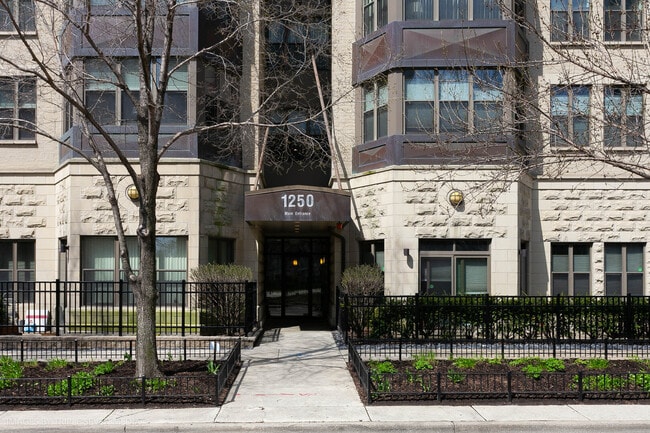 Foto del edificio - 1250 S Indiana Ave