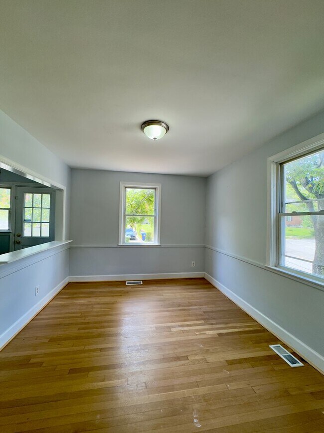 Foto del edificio - Charming 3 Bedroom/1.5 Bathroom Home in Lo...
