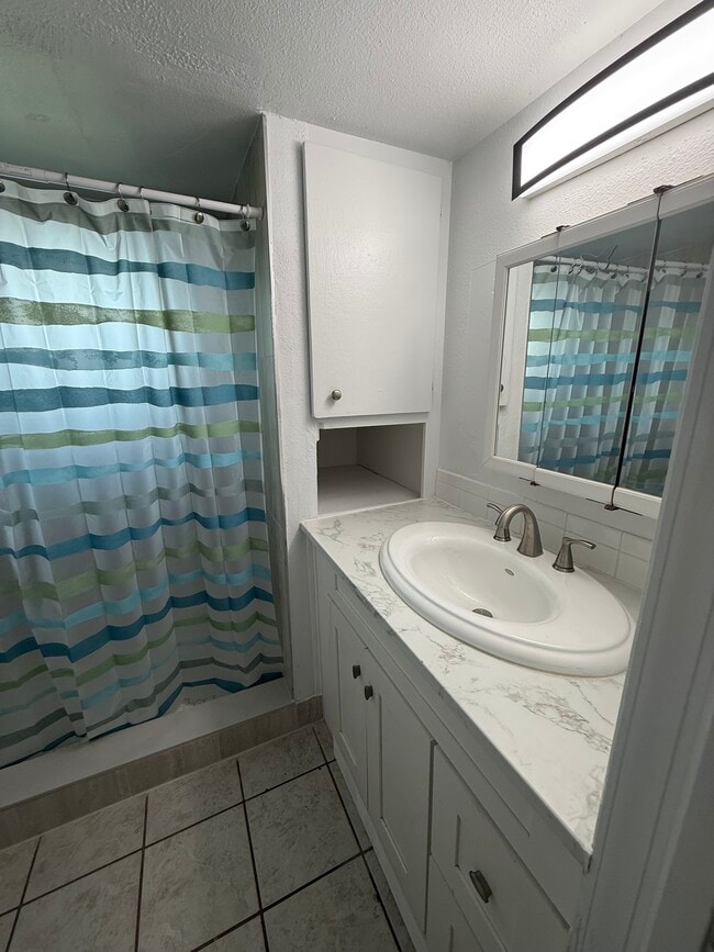 Large vanit with storage - 1131 5th St SW